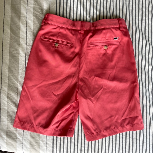 Men's Vineyard Vines shorts in great condition, size 28. - Picture 3 of 3